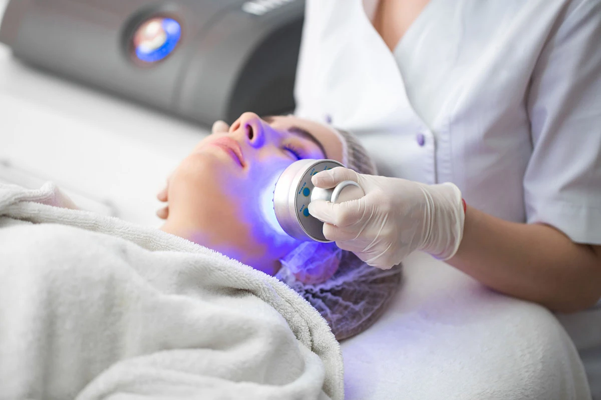 fototerapia facial como parte del cuidado estacional