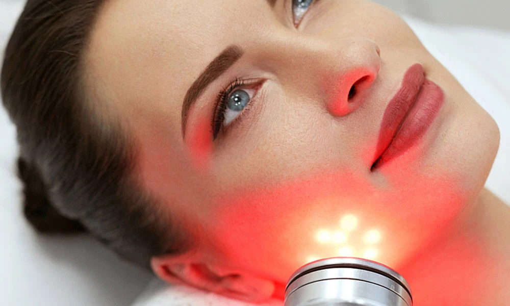 ¿Qué técnicas de aparatología estética están relacionadas con el tratamiento «flash»?